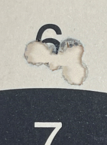 Zeilscheibe mit Einschusslöchern